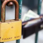 Status blokada: co to znaczy i jak wpływa na twoje finanse?
